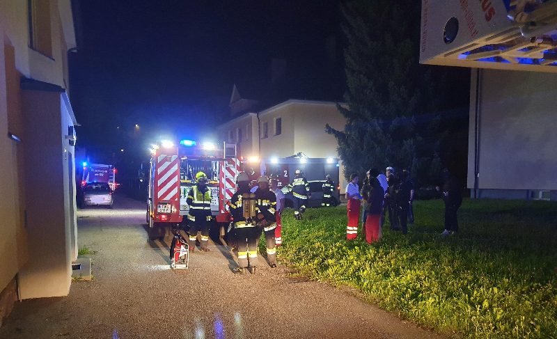 Gefährlicher Brand in Mehrparteienhaus in Villach! (Bild 2)